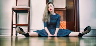 Uite cum să mergi pe tocuri fără să te mai doară picioarele! femeie care sta pe jos incaltata cu pantofi cu toc