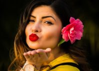 5 greşeli pe care le faci când îl săruţi femeie cu mana la buze care trimite un sarut