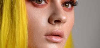 femeie cu parul lung si blond