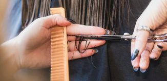 femeie care se tunde la salon