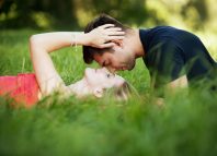 Planifică neprevăzutul! Cum să eviți accidentele în romantismul de sezon cuplu in iarba