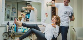 femeie la salonul de frumsete