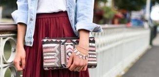 Topul celor mai mari greșeli vestimentare. Nu te mai îmbrăca așa că râd și curcile de tine! femeie imbracata in fusta rosie si jacheta din jeans