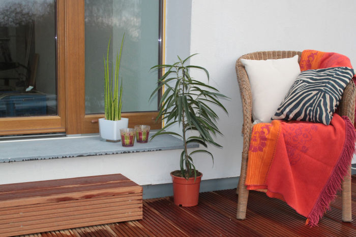 Printre cele 4 idei de amenajare pentru balcon se numără și mobilierul din lemn natural