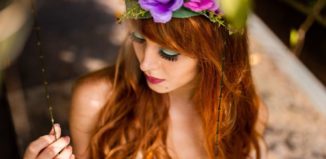 Extensii de gene individuale. Tot ce trebuie să știi Femeie care are extensii de gene, este machiată și se dă într-un leagăn