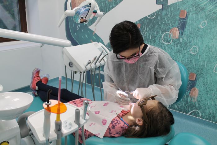 copil-la-stomatolog Protecția dinților copilului este esențială de la vârste fragede