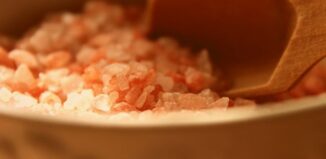 Sarea de baie. La ce se folosește și ce beneficii are sare de baie