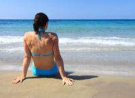 Greşeli de beauty pe care să NU le mai faci la plajă femeie la plajă