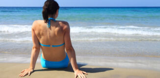 Greşeli de beauty pe care să NU le mai faci la plajă femeie la plajă